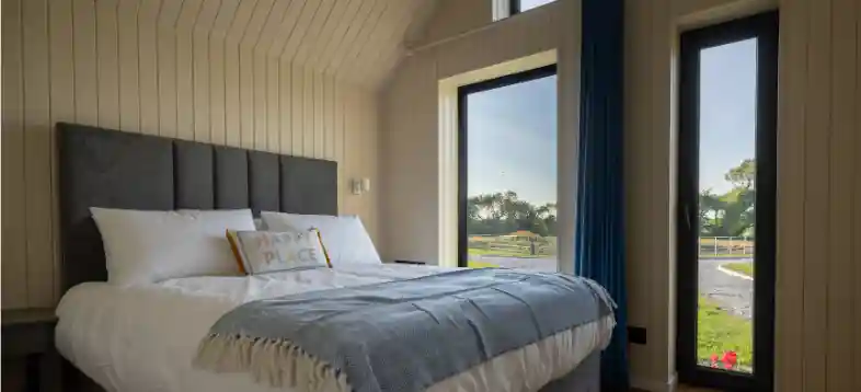 sandy feet lodge bedroom